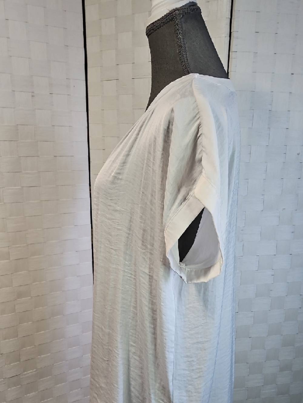 Simply Vera Vera Wang White V-Neck Cap Sleeve Blouse - Picture 3 of 6